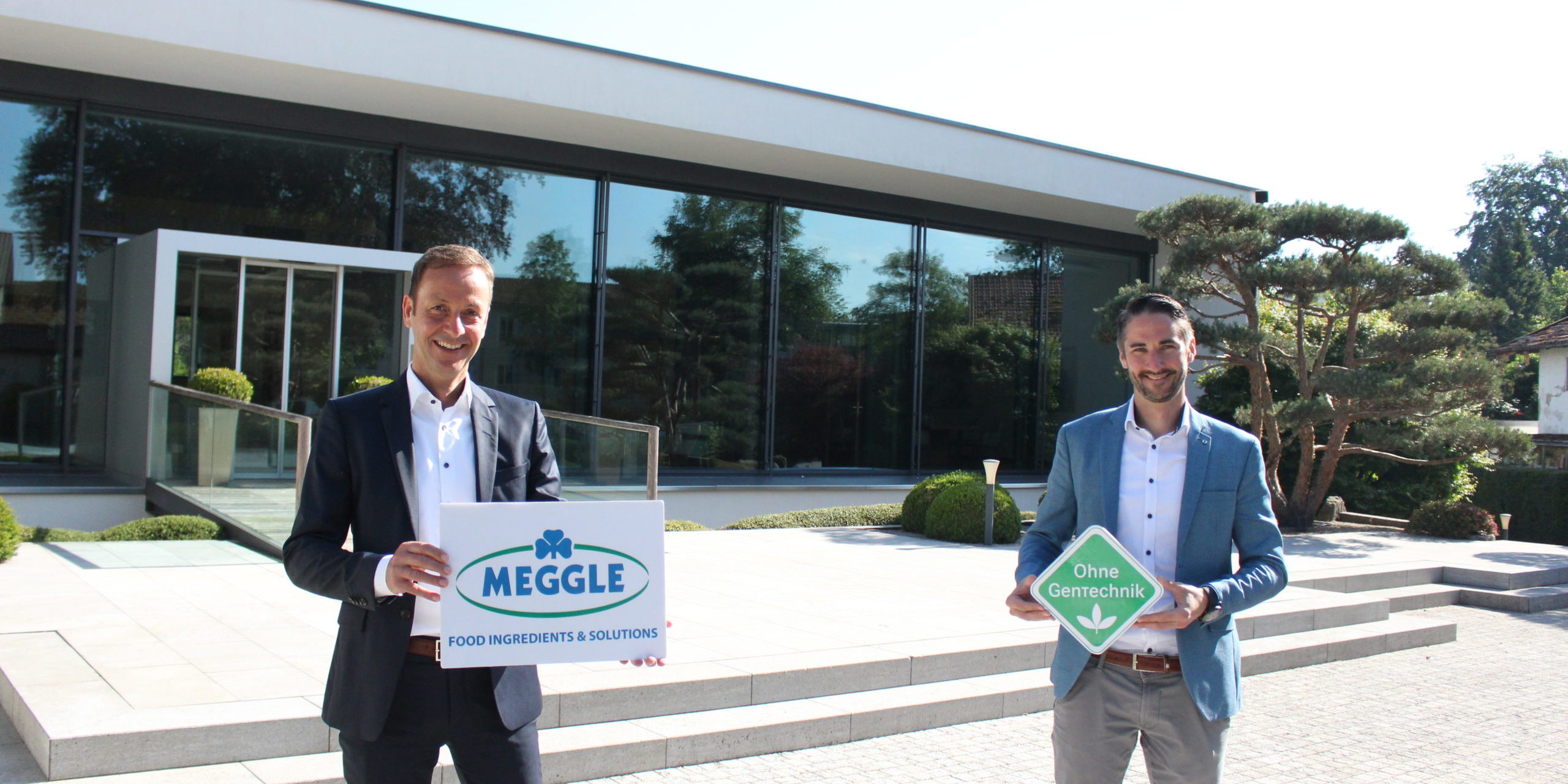Helge Sadowski und Ulrich Marcher präsentieren VLOG Zertifizierung von MEGGLE Food Ingredients & Solutions