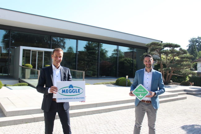 VLOG Zertifizierung Helge Sadowski und Ulrich Marcher präsentieren VLOG Zertifizierung von MEGGLE Food Ingredients & Solutions